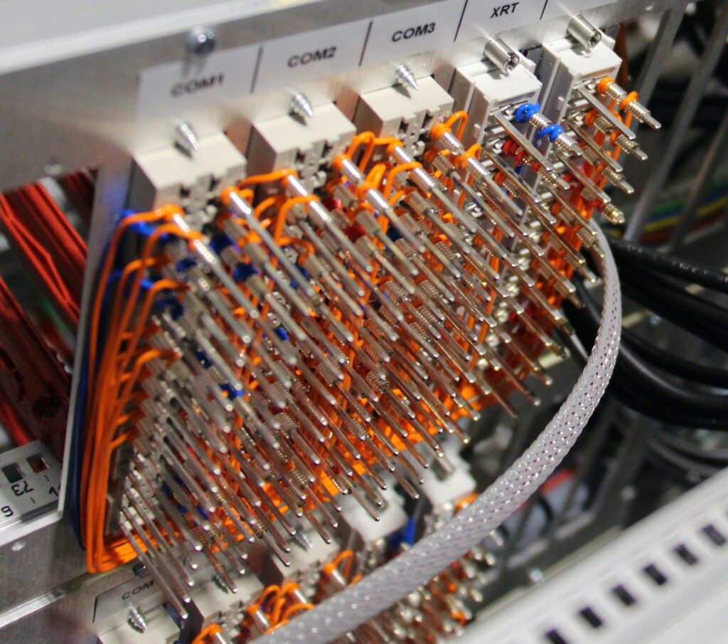 Détail d’un câblage de précision avec connecteurs haute densité dans une armoire industrielle