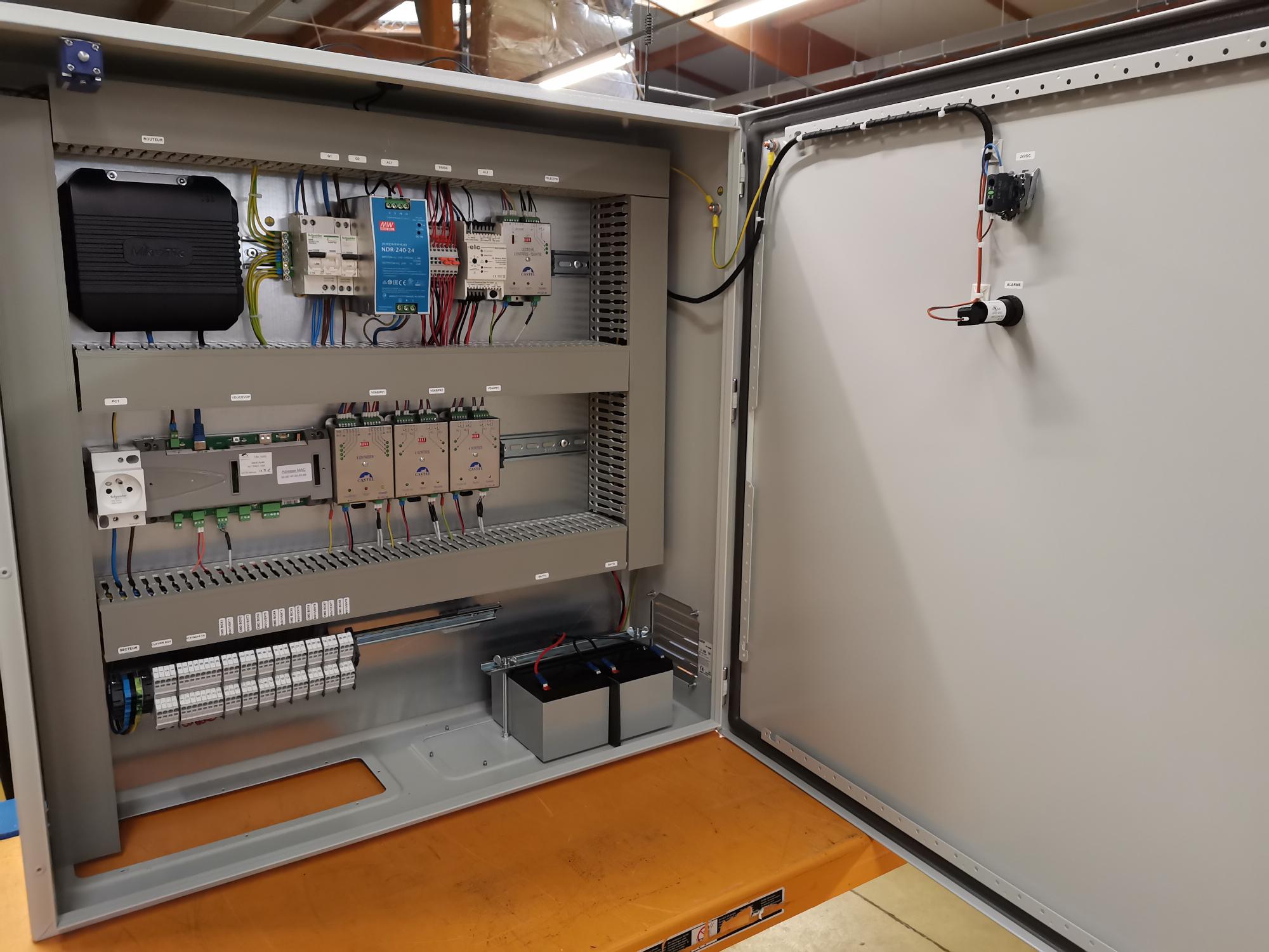 Armoire électrique industrielle ouverte avec câblage soigné et composants électroniques intégrés