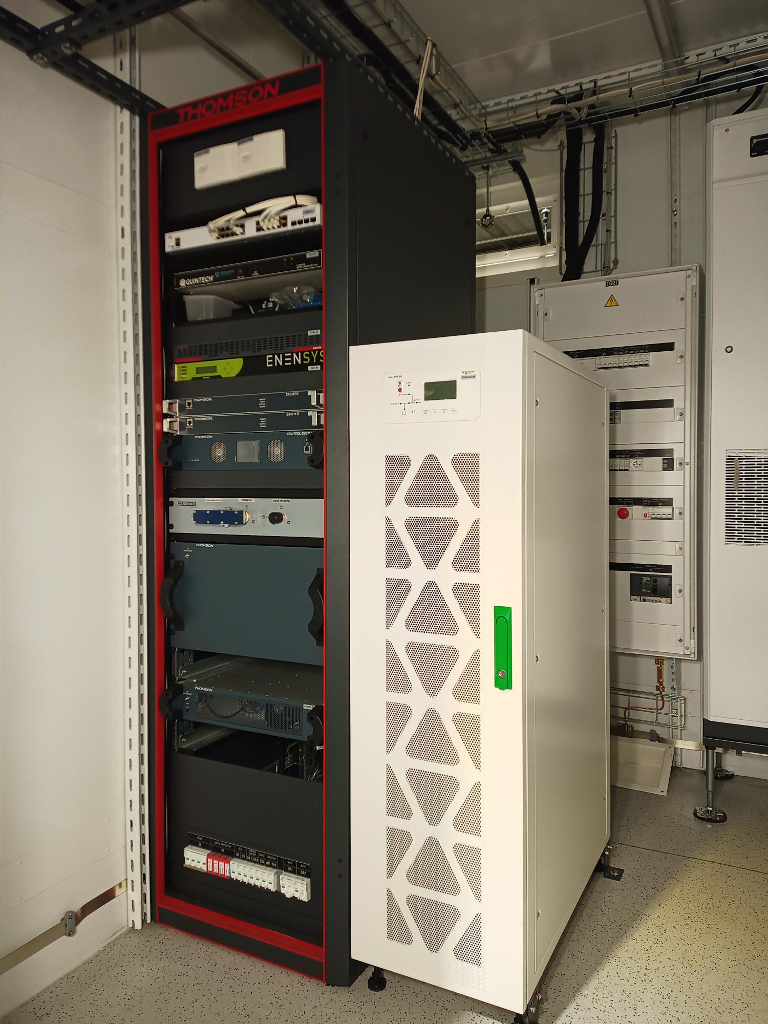 Baie de puissance Thomson Broadcast intégrée par ZK-Systems avec modules ENENSYS – solution électrotechnique pour la diffusion audiovisuelle