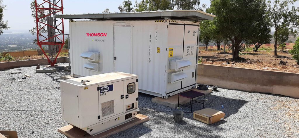 Station TNT conteneurisée Thomson Broadcast installée en extérieur avec groupe électrogène