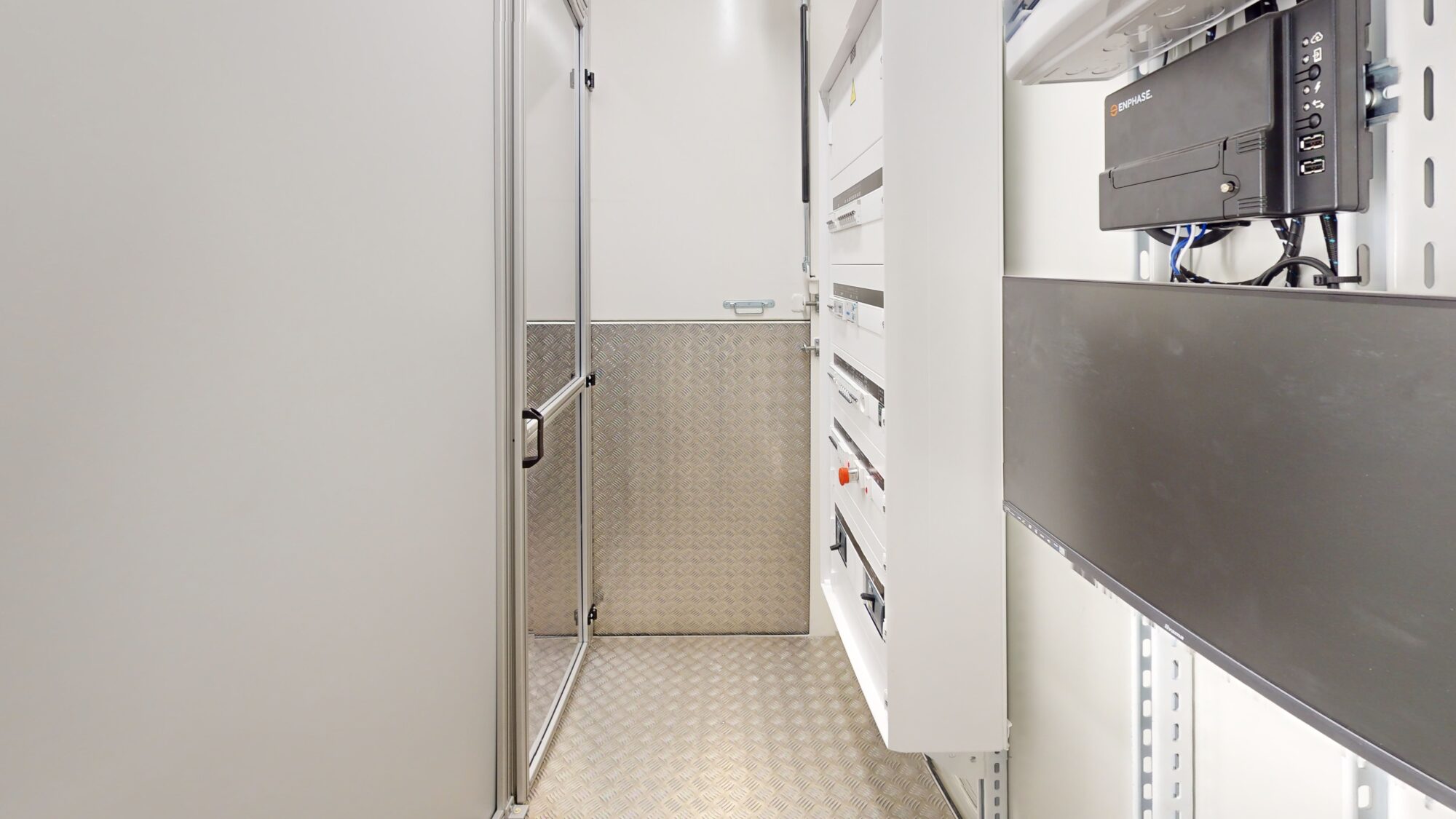 Vue intérieure d’un data center modulaire avec coffrets électriques installés sur rail, sols antidérapants et parois métalliques, conçu par ZK-Systems