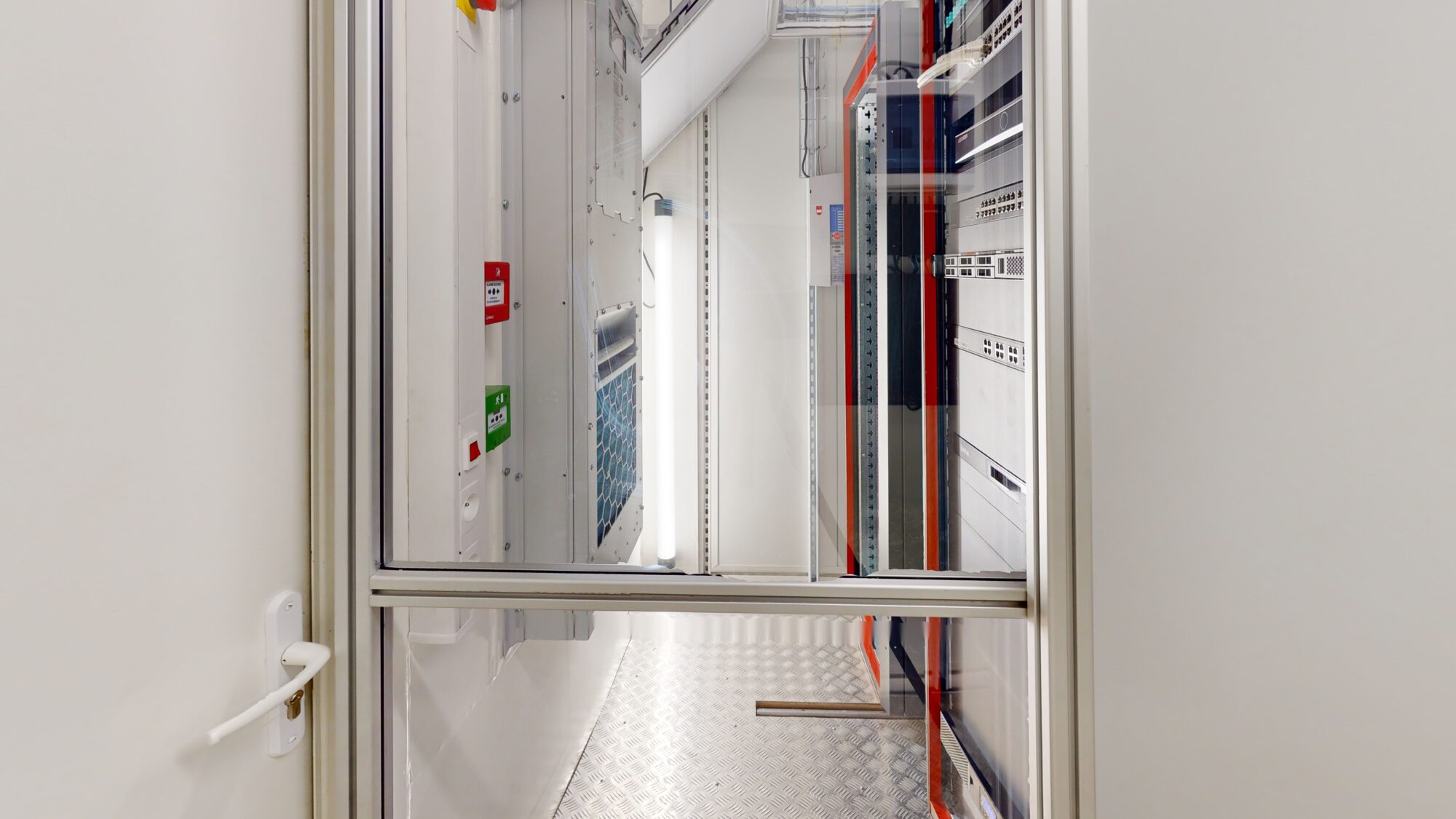Baie informatique avec commutateurs, routeurs et systèmes de sécurité intégrés dans un container technique de data center ZK-Systems