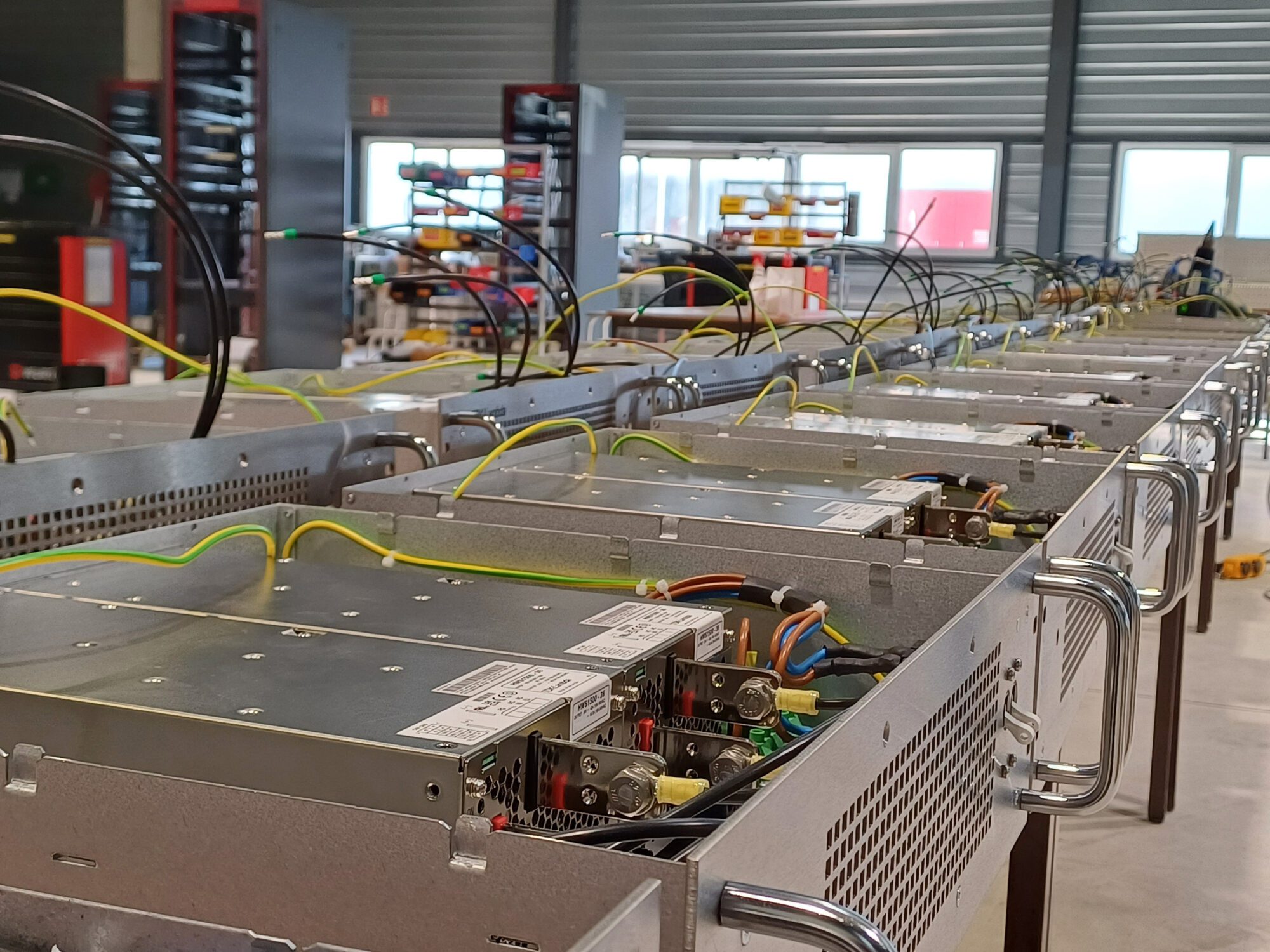 Blocs d’alimentation industriels câblés en série sur table d’assemblage ZK-Systems