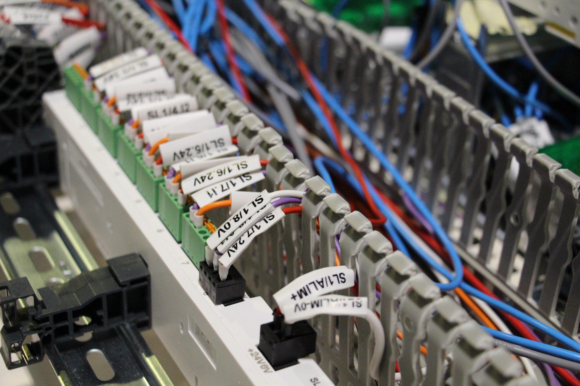 Détail de câblage électrotechnique sur bornier identifié