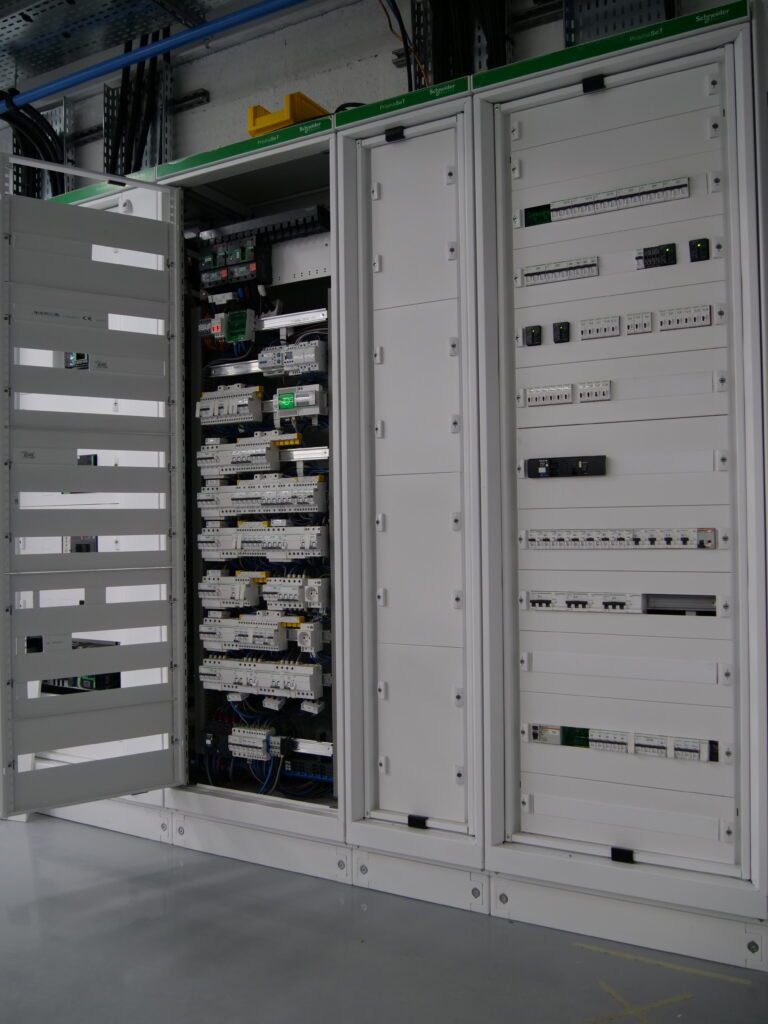 Tableau Général Basse Tension (TGBT) installé dans l’atelier de production de cartes électroniques d’Azkedia, avec modules de protection Schneider Electric.