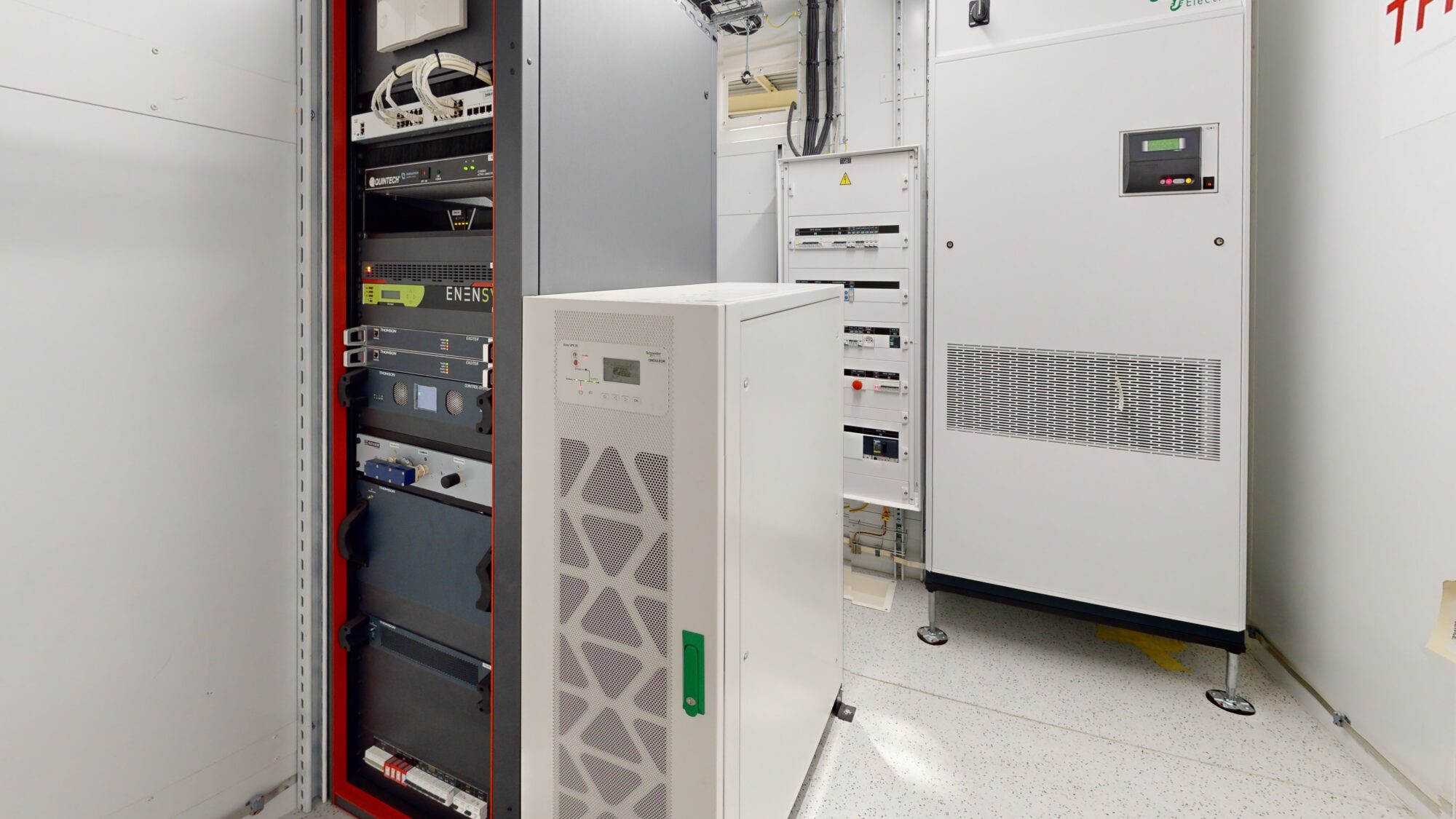 Baies de brassage, tableau de distribution et onduleur dans une station de télécommunication modulaire ZK-Systems